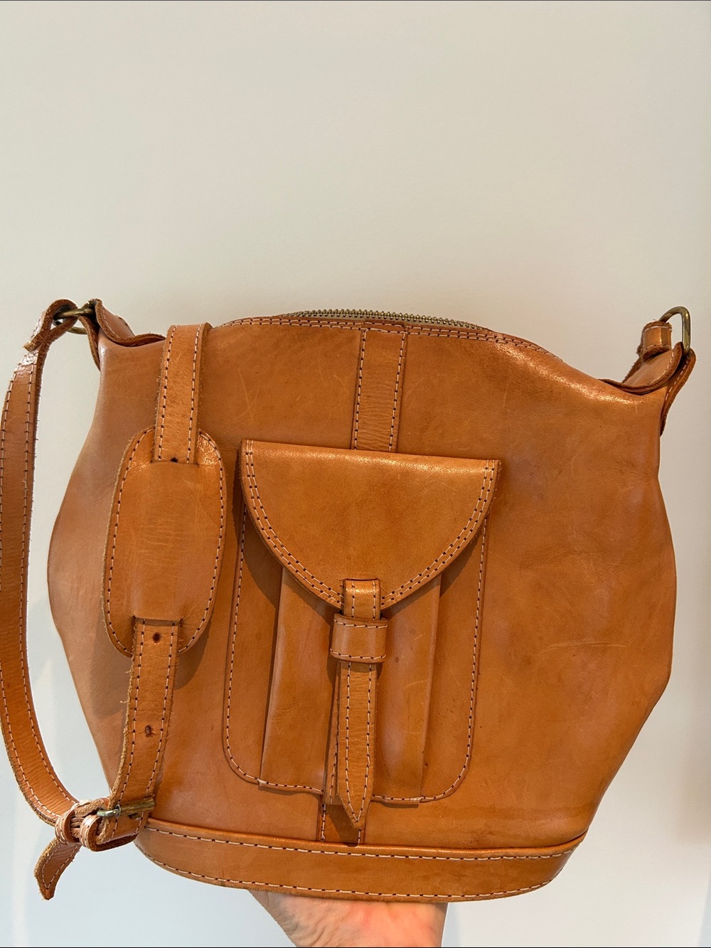 Classic Tan Leather Crossbody Bag - Unbranded
